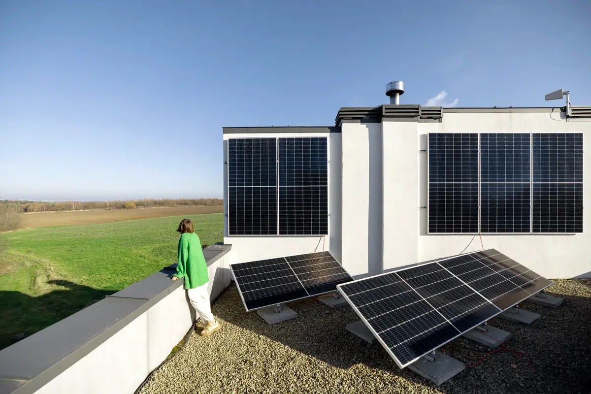 Azotea de un bloque de pisos de Barcelona con paneles de energía solar comunitaria